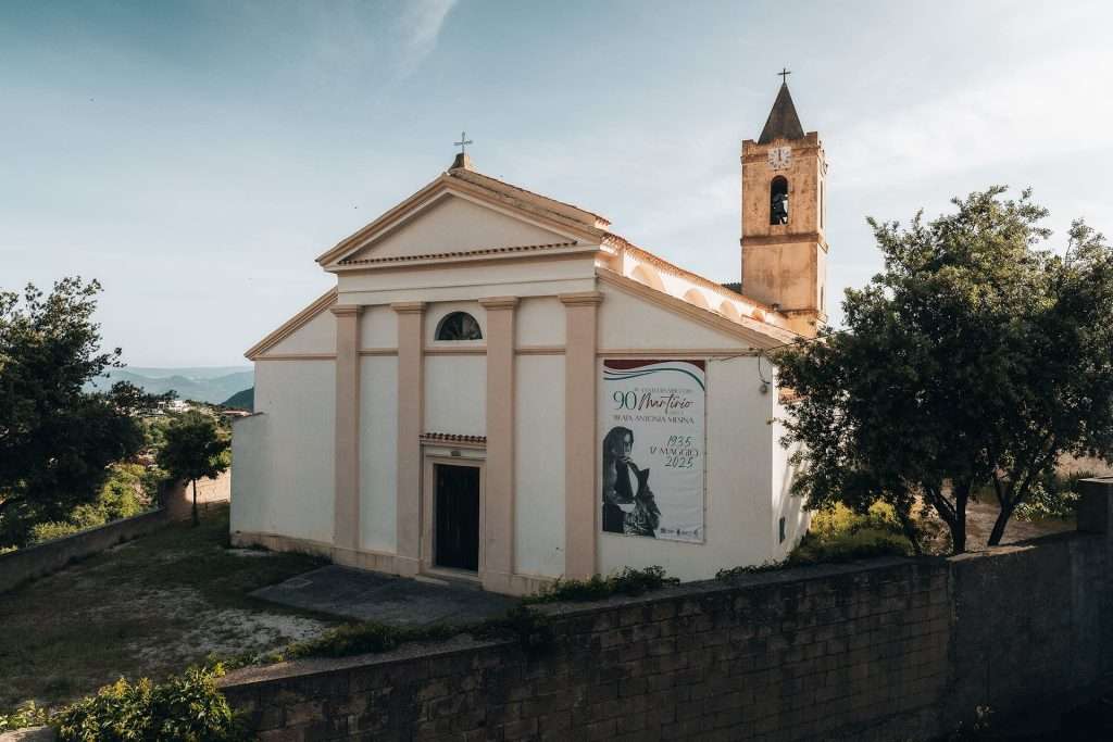 Facciata esterna chiesa san pietro apostolo