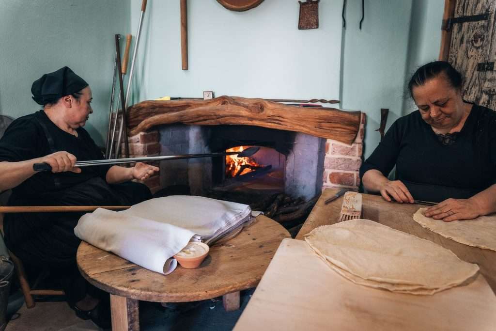 lavorazione del pane tipico di Orgosolo