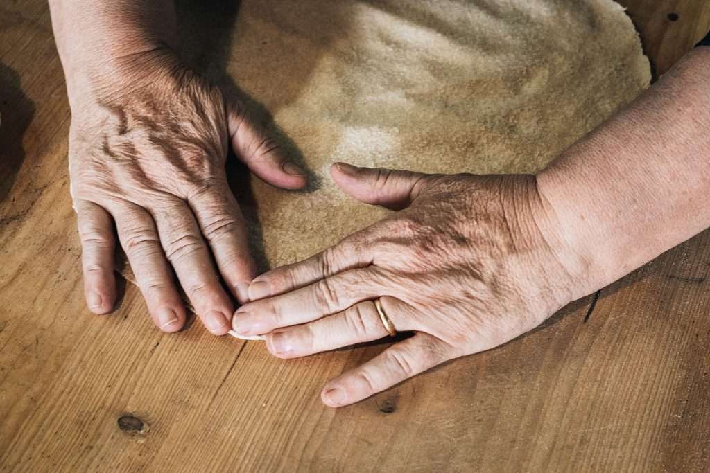 dettaglio lavorazione del pane