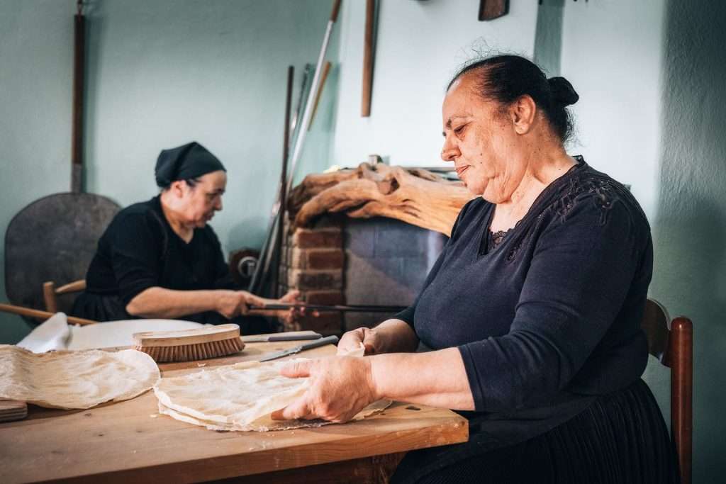 due donne che lavorano al pane carasau