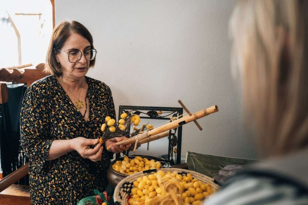 dimostrazione lavorazione dei fili di seta a orgosolo