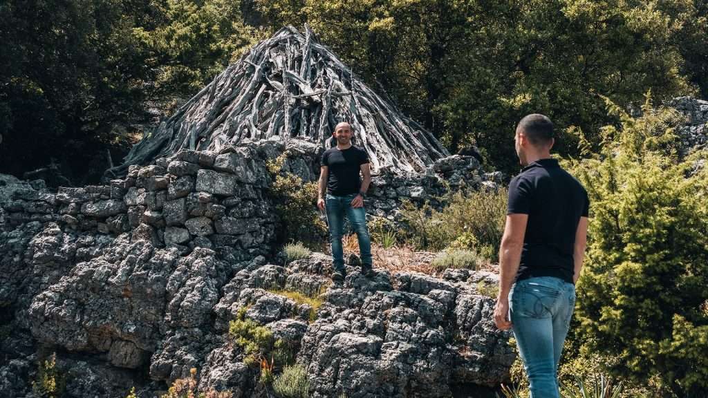 due persone davanti a un ovile nel supramonte