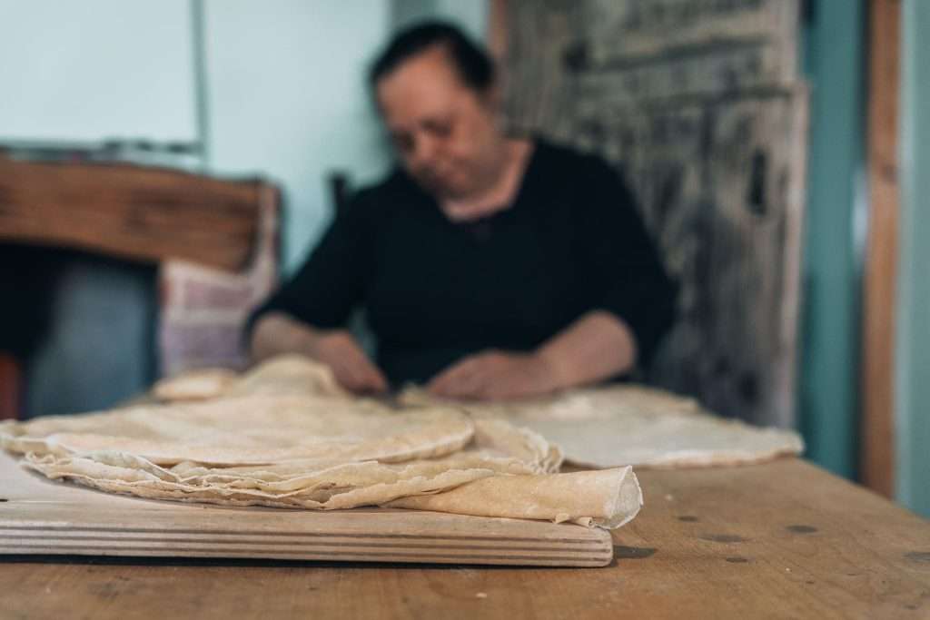donna che prepara il pane carasau