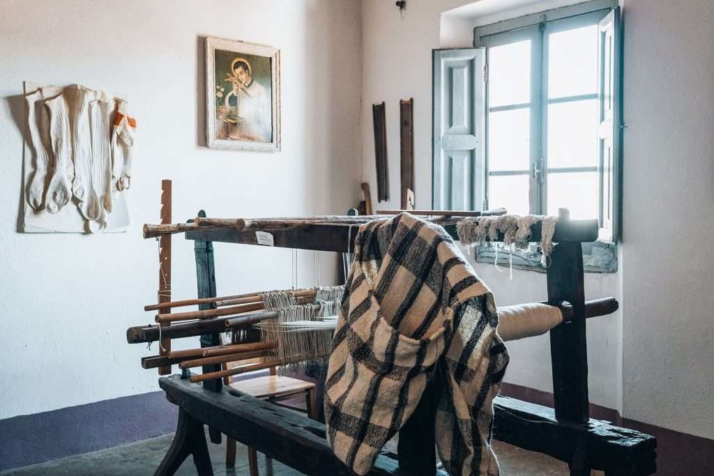 vecchio telaio in casa storica a orgosolo