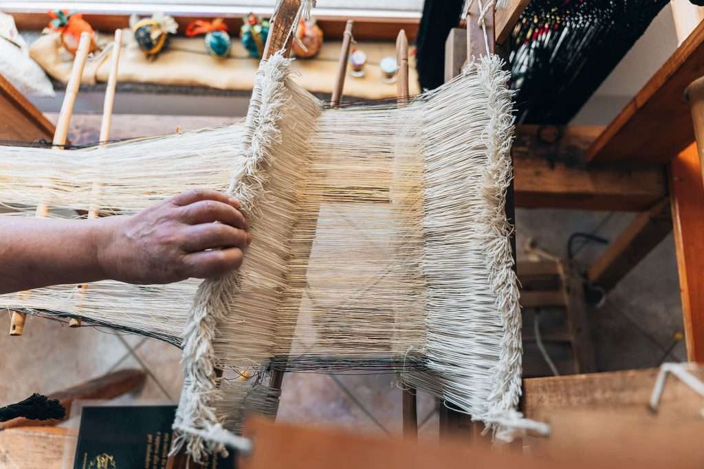telaio con fili di seta
