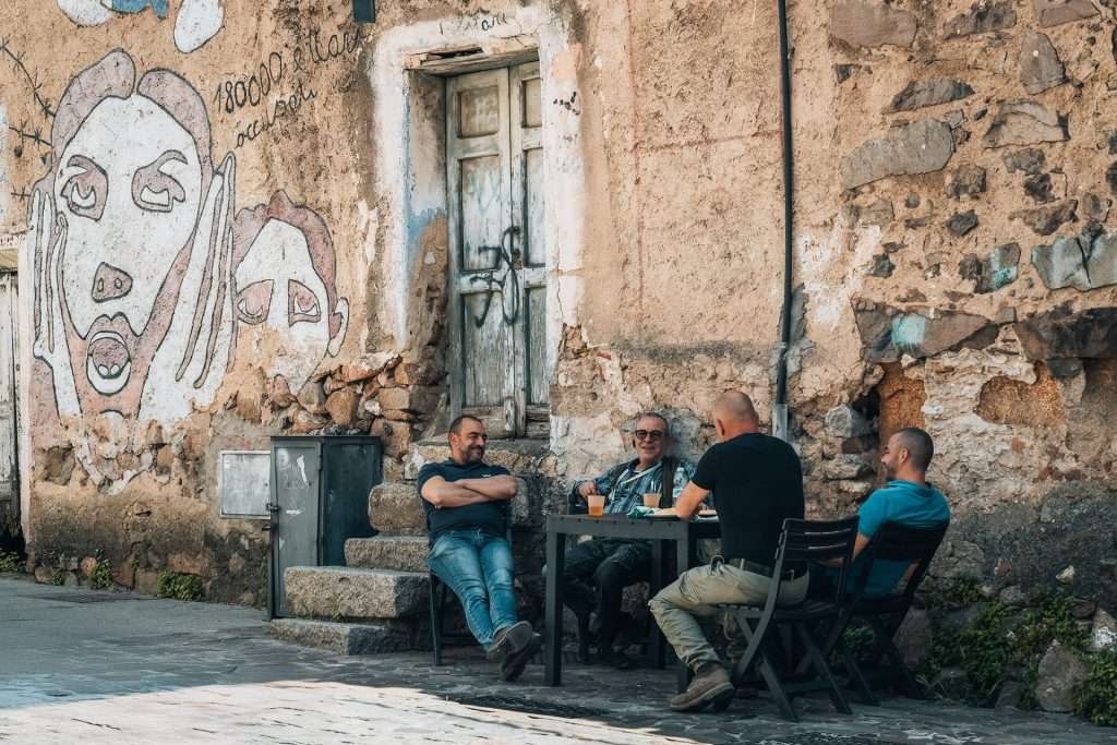 persone al bar servizi orgosolo